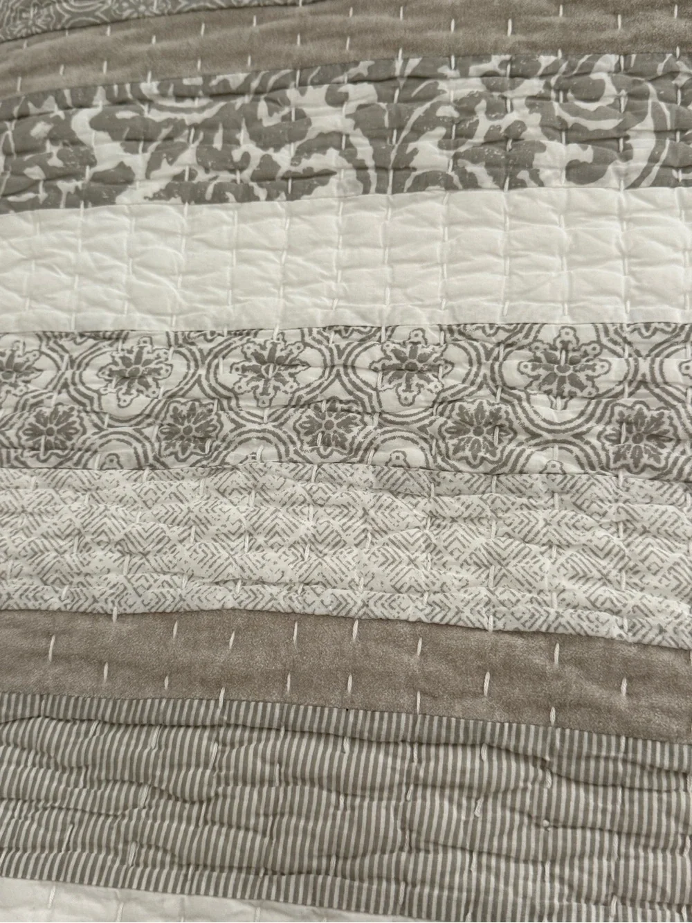 Crate & Barrel Oleana Quilt and Euro Sham Set in White and Gray King Size EUC